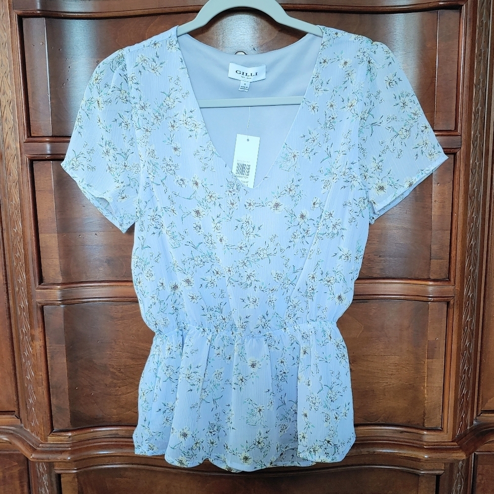 Gilli Madison floral puff top, size S. Light blue